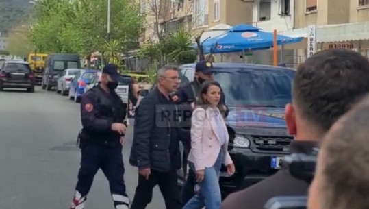 Rudina Hajdari futet në vendin e krimit në Elbasan: Të dënohen vrasësit dhe ato që dhanë komandën (VIDEO)