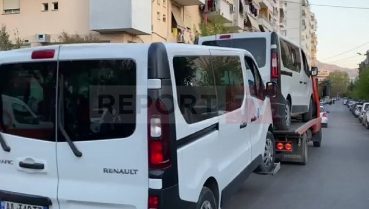 Policia largon nga vendngjarja furgonat e PD-së në Elbasan (VIDEO)