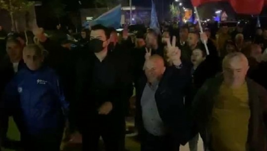 Basha thyen një tjetër masë anti-COVID, shkel orën policore dhe zhvillon takimin elektoral pas orës 10 i rrethuar nga militantët e PD pa maska