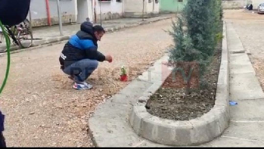 Një qytetar vendos lule dhe ndez qirinj në vendin ku u vra Pjerin Xhuvani