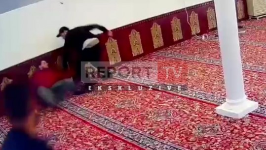 PAMJE TË RËNDA! Momenti kur Rudolf Nikollaj me vrap qëllon me thikë një e nga një besimtarët në xhami (VIDEO-EKSKLUZIVE)