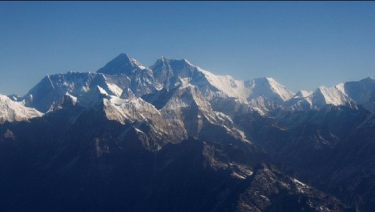 COVID-19, arrin edhe në majën më të lartë në botë, infektohen alpinistët 