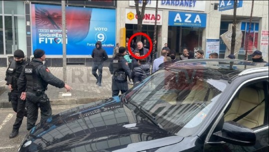 Vrasja e Xhuvanit, Policia kontrolle makinave në Elbasan pranë zyrave të PD, Gazment Bardhi kërcënon efektivët: Ça gjetët në makinë? Do mbani përgjegjësi