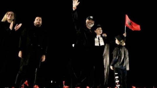 ‘Më 25 prill t'ia lëmë përgjithmonë historisë Saliun, Monikën dhe Ilirin’, Rama mbyll fushatën me familjen në skenë , Zaho përshëndet: Unë e dua Vlorën