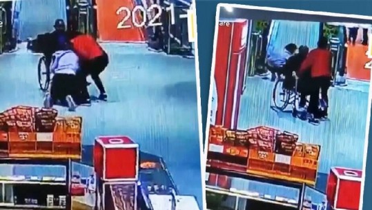 Rrëshqiti nga shkallët lëvizëse, gruaja ‘hero’ parandalon lëndimin e burrit të moshuar invalid me karrocë në Kinë