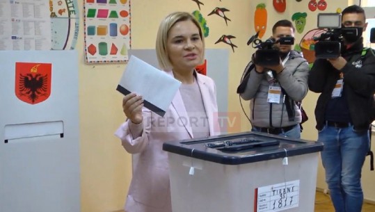 Që në 7:01 Monika Kryemadhi voton e para sapo hapen kutitë e votimit: Shqiptarët të votojnë të qetë (VIDEO)