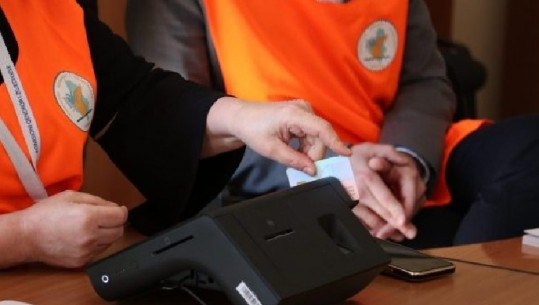Ka nisur votimi, në Gjirokastër në 2 qendra votimi nuk punon pajisja që lexon kartat! Probleme edhe në Fushë-Krujë e Fier