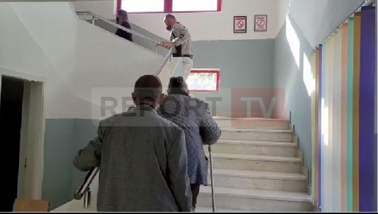 Qendrat e votimit në kat të dytë në KZAZ 59 në Fier, të moshuarit hasin vështirësi në ngjitjen e shkallëve për të votuar (VIDEO)