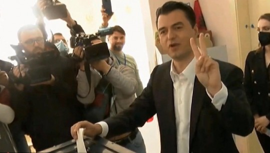 Gruaja e tij pa shtetësi shqiptare, Basha voton i vetëm: Dilni e votoni masivisht për të ardhmen! Sot është dita e Shqipërisë dhe demokracisë (VIDEO)