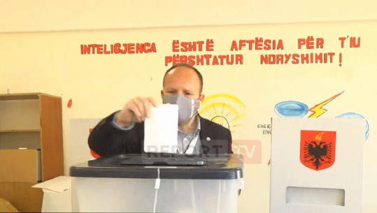 Gazetari i Report Tv Arsen Rusta demonstron live procesin e votimit hap pas hapi (VIDEO)
