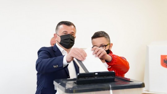 Balla voton me djalin e vogël: Humbësi të pranojë rezultatin dhe të gjithë bashkë të ndërtojmë Shqipërinë (VIDEO)