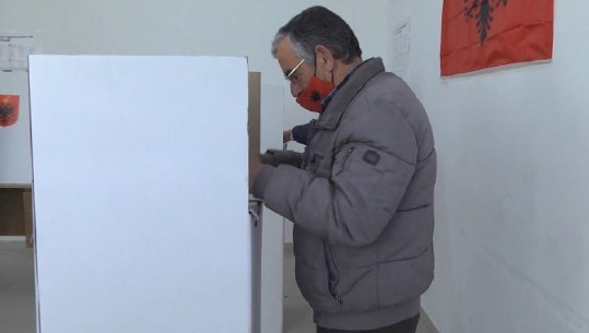 Me celularë për të fotografuar votën, pezullohen për pak minuta votimi në 2 qendra, 1 në Gjirokastër dhe 1 Vlorë