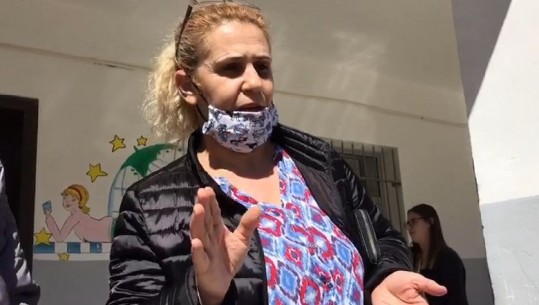 Qytetarja në Berat: Votova dhe palosa fletën, por komisionerja më tha tregove votën! Më thanë do njoftojmë policinë, por unë nuk kam bërë gjë (VIDEO)
