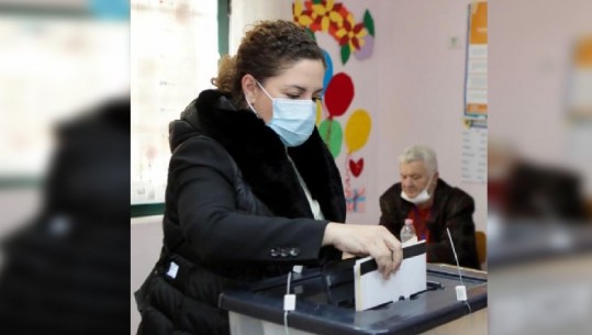 Ministrja Xhaçka voton: Pjesëmarrja në proces është kontributi më i madh që secili nga ne mund të japë për Shqipërinë 