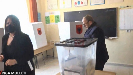 Ish-Kryemininistri Fatos Nano voton bashkë me bashkëshorten, batuta me gazetarët: Erdha të nxis pjesëmarrjen (VIDEO)
