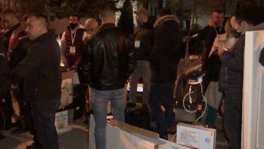 Vijojnë dërgimet e kutive të votimit në KZAZ, ja sa kanë mbërritur deri në orën 21:00 në disa qarqe të vendit