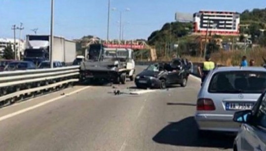 U fut me makinë në sens të kundërt dhe u përplas me kamionin, arrestohet 60-vjeçarja në Durrës, pasagjerja që ishte me të ndërroi jetë