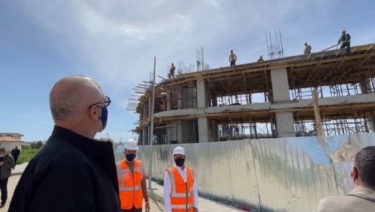 ‘Përfundon në shtator’, Rama në kantierin e rindërtimit në Fushë-Krujë, batuta me punëtorët: Janë demokratë të çmendur! Kryeministri: Mbaji se mos na hidhen (VIDEO)