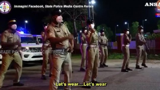 Indi, policët kërcejnë për të inkurajuar përdorimin e maskave (VIDEO)
