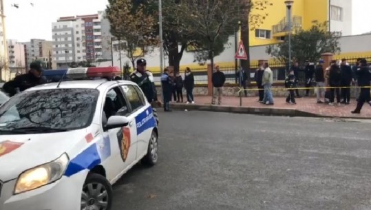 Aksident te '21 Dhjetori' në Tiranë, makina përplas këmbësoren! 22-vjeçarja dërgohet me urgjencë në spital
