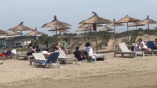 Diell dhe temperatura të larta, qytetarët në Fier përfitojnë nga koha e mirë,  nisin plazhin në pranverë