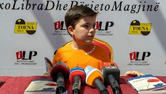 9-vjeçari autik Jamarbër Hoxha boton librin ‘Lulëkuqja’