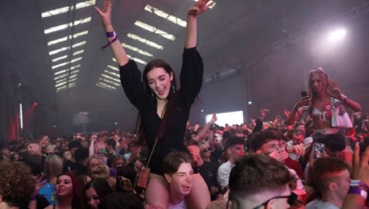 Koncert në Liverpool, të rinjtë shijojnë muzikën pa maska e distance (VIDEO)