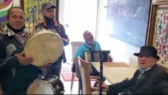 Me dajre e klarinetë, qytetarët i urojnë mbarësi Ramës në mandatin e tretë! Kryeministri publikon videon