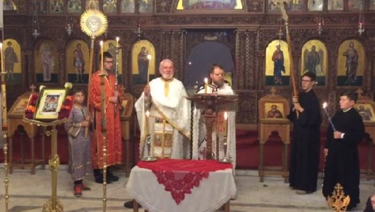 Besimtarët në Berat kremtojnë Pashkët ortodokse: Është fitorja e jetës mbi vdekjen dhe e dritës mbi errësirën (VIDEO)