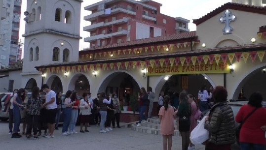 Pashkët në Vlorë, ortodoksët urojnë: Sot i lutemi perëndisë të na bashkojë të gjithëve pa dallim feje, ta dashurojmë njeri-tjetrin (VIDEO)