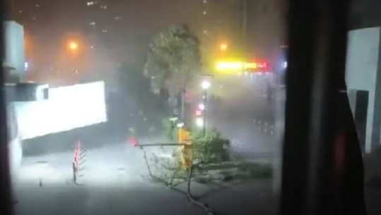 Stuhia e ‘dhunshme’ në Kinë ‘merr’ gjithçka përpara, humbin jetën 11 persona, më shumë se 100 kanë pësuar lëndime të rënda 