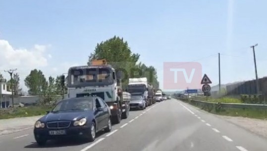 Zhvillohet garë me makina në Fushë Krujë, dhjetëra qytetarë shijojë spektaklin, trafik i rënduar deri në 15 km 