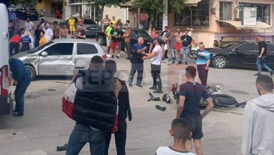 Aksident në Sarandë, makina përplaset me motoçikletën, raportohet për të plagosur