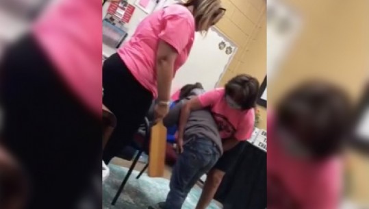 ‘Sakrifica’ e nënës në SHBA, filmoi me telefon teksa po i rrihnin brutalisht të bijën për të denoncuar me fakte drejtoreshën e shkollës fillore 