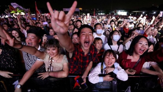 Pa maska dhe pa respektuar distancën, mijëra të rinj bëhen pjesë e festivalit muzikor në qytetin kinez ku u shënuar rasti i parë me COVID-19, Wuhan