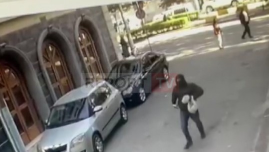 Report TV siguron videon, momenti kur njëri nga grabitësit e maskuar largohet me çantën me lekë tek rruga e Kavajës