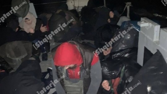 55 klandestinët në grykëderdhjen e Vjosës/ Liruan 4 muaj më parë skafistin që po i trafikonte drejt Italisë, në pranga 5 roje bregdetare në Vlorë (EMRAT)