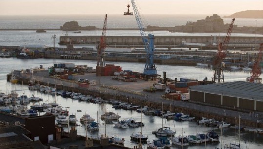 Tensionet për të drejtat e peshkimit me Francën, Britania dislokon dy anije luftarake në afërsi të ishullit Jersey