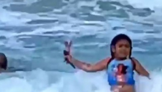 Po luante me dallgët në det, 6-vjeçarja nga Hawai i shpëton peshkaqenit (VIDEO)