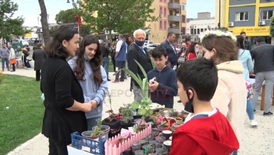 Atmosferë feste në kohë pandemie, të rinjtë dhe fëmijët festojnë Ditën e Luleve në Shkodër dhe Lezhë (VIDEO)