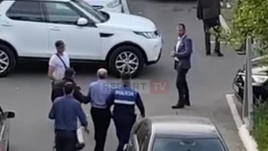 Vrau gruan me kallashnikov në Elbasan, ky është momenti kur shoqërohet drejt dhomave të paraburgimit 58-vjeçari (VIDEO)