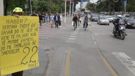 FOTOLAJM/ Protestuesi i veçantë në Tiranë: Deri kur e mund Basha Ramën?! 