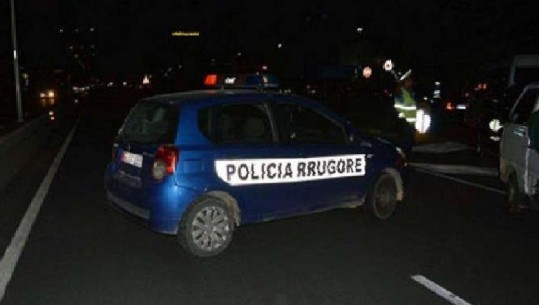 Dy aksidente brenda pak minutash në Tiranë, plagoset 65-vjeçari! 25-vjeçarja humb kontrollin e makinës dhe përmbyset në rrugë