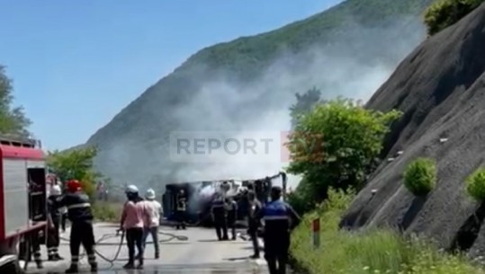 Përfshihet nga flakët kamioni i ngarkuar me materiale ndërtimi në Gjirokastër dhe përmbyset në rrugë, plagoset 60-vjeçari (VIDEO)