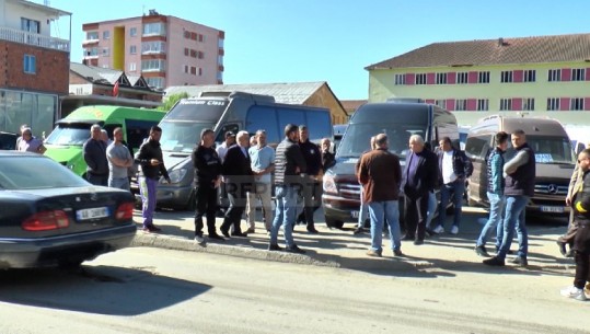 Shoferët në Dibër protestë kundër terminalit të ri, nuk pranojnë të ikin nga qendra e qytetit: Është e parealizueshme (VIDEO)