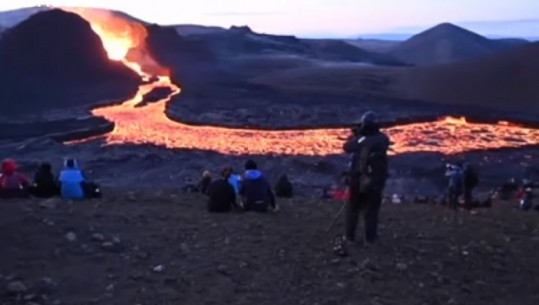 Islandë, shpërthimi i vullkanit tërheq qindra turistë nga e gjithë bota (VIDEO)