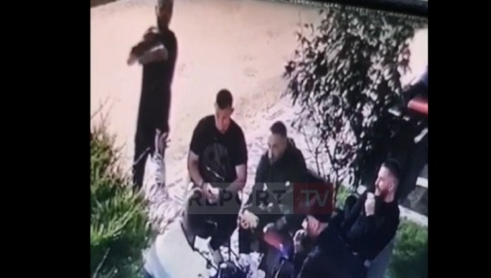 VIDEO/ Sekondat e fundit të jetës së 27-vjeçarit, para se të qëllohej me plumb në gjoks nga miku i tij! Shokët e tjerë qeshin
