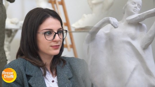 Sfidat e të rinjve drejt profesionit, skulptorja Juli Miftari rrëfen paragjykimet: Shokët më thonë si prek baltë