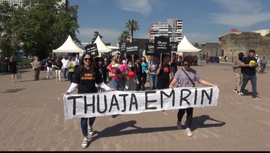 Vrasja e Liljana Buzos, gra e vajza në Elbasan ngrihen në protestë me pankarta në duar: Mos e vrit nënën time