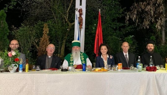 Ambasadorja Kim iftar me përfaqësues të besimeve fetare në Shqipëri: Gëzuar Ramazanin! (VIDEO)